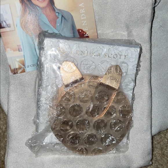 Kendra Scott
Rose Gold Diane Earrings NEW never worn - Picture 4 of 6